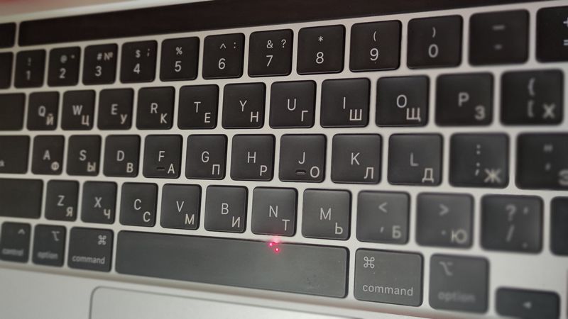 фото гравировка клавиатуры ноутбука